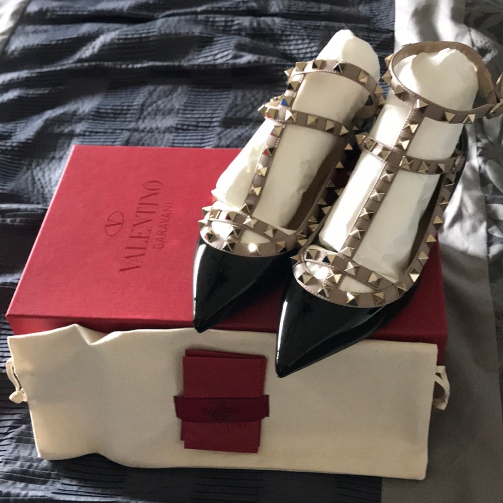**SOLD ON TRADESY**Valentino Rockstud Flats
